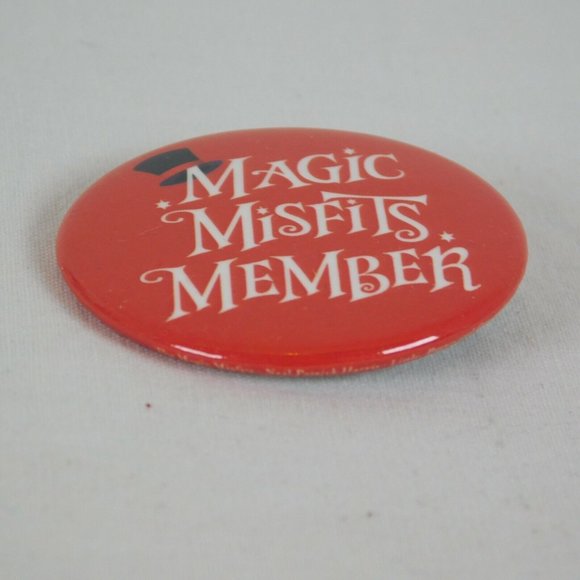 Magic Misfits Member Pin Back Button Round Red Neil Patrick Harris Book Series - Picture 2 of 5